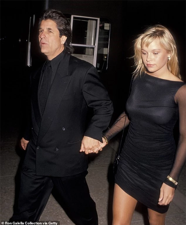 Hình ảnh Pamela Anderson và Jon Peters cách đây 30 năm