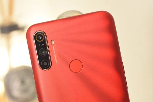 Realme C3 dành cho thị trường Thái Lan sở hữu 3 camera sau. Trong đó, cảm biến chính 12 MP, khẩu độ f/1.8 cho khả năng lấy nét theo pha, cảm biến phụ 2 MP, f/2.4 giúp chụp ảnh xoá phông. Ống kính macro 2 MP. Bộ ba này được trang bị đèn flash LED, quay video Full HD. 