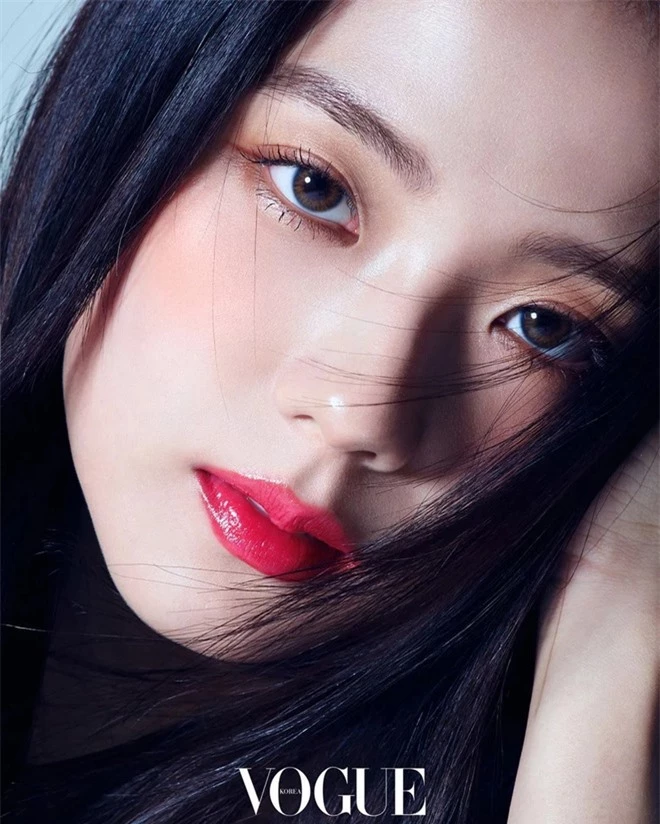 Xuất hiện trên bìa tạp chí, Jisoo được khen xinh như hoa hậu Hàn Quốc - Ảnh 2.