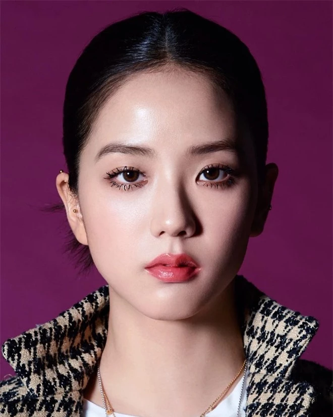 Xuất hiện trên bìa tạp chí, Jisoo được khen xinh như hoa hậu Hàn Quốc - Ảnh 3.