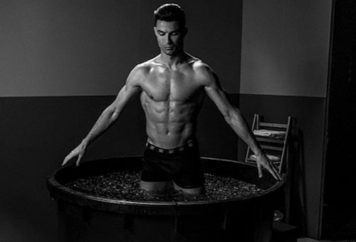 C.Ronaldo gây “bão” với loạt ảnh khoe thân dầm nước đá đầy ấn tượng