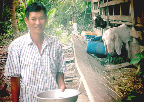 Làm giàu bằng mô hình nuôi dê, ếch, mỗi năm thu trên nửa tỷ đồng