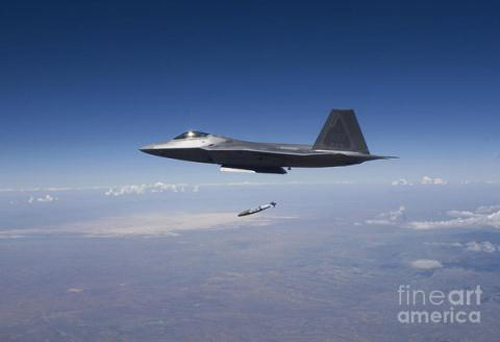 F-22 đã biết đánh trúng mục tiêu mặt đất