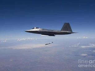 F-22 đã biết đánh trúng mục tiêu mặt đất
