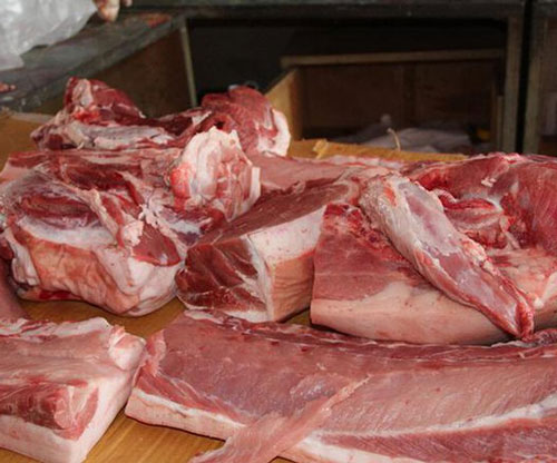 Giá lợn hơi giảm, người dân vẫn phải mua thịt giá cao