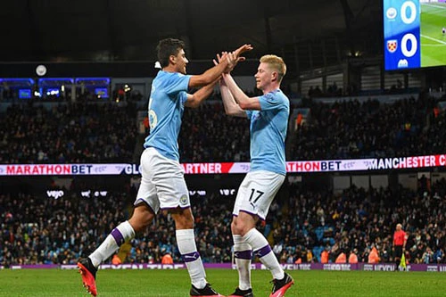 Rodri ăn mừng bàn thắng với De Bruyne