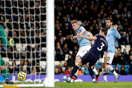 Rodri ăn mừng bàn thắng với De Bruyne