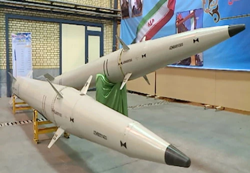 Tên lửa Raad-500 được trưng bày tại buổi lễ.