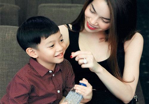 Cả thế giới có thể mắng Hà Hồ chuyện tình cảm, riêng chuyện làm mẹ người ta thì phải phục sát đất