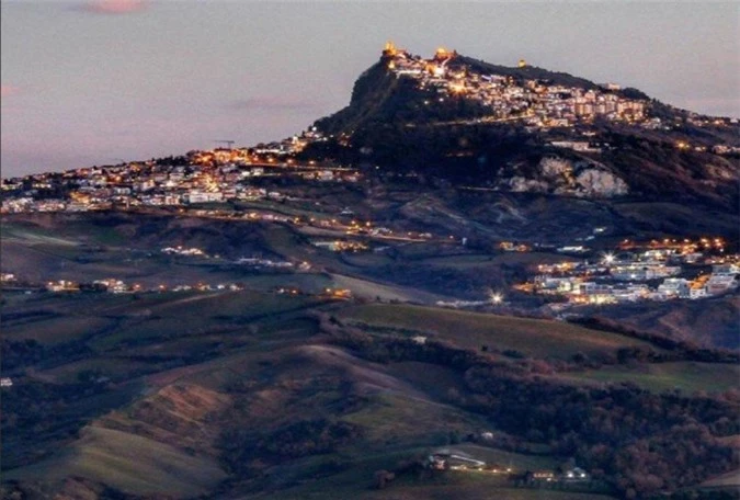 San Marino có dân số khoảng 30.000 người, trải rộng trên 61 km2, được bao quanh bởi nước Ý từ mọi phía. Đất nước này là nước cộng hòa lâu đời nhất ở châu Âu, được thành lập vào năm 301 sau Công nguyên. Điều quan trọng nhất ở đây là số lượng phương tiện giao thông nhiều hơn cả người dân.