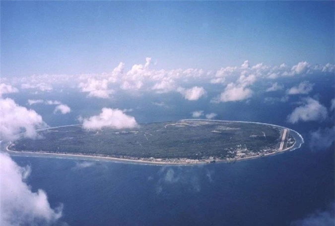 Nauru có diện tích 21km2, là quốc đảo nhỏ nhất thế giới, dân số chi vỏn vẹn 9.000 người. Trong những năm 60 và 70, thu nhập chính của đất nước này là từ khai thác phốt phát, nhưng do khai thác quá mức nên mọi thứ đã cạn kiệt.