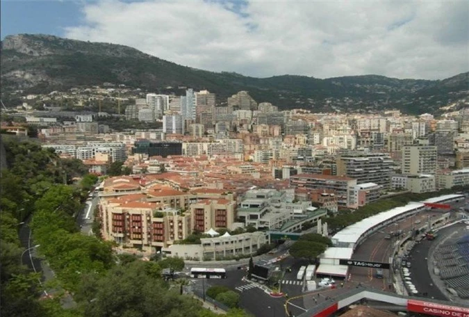 Diện tích của nước Monaco chỉ có 2km2, dân số 40.000 người. Mặc dù diện tích rất nhỏ nhưng đây là một trong những quốc gia giàu có nhất thế giới, có rất nhiều triệu phú đô la sinh sống tại đây.