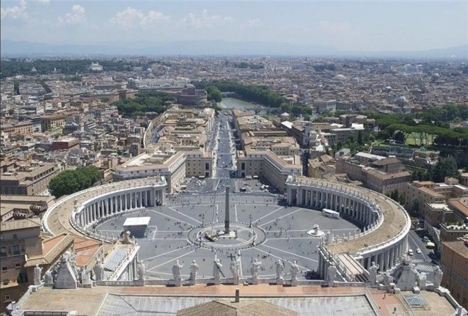 Tên chính thức của nước này là thành quốc Vatican, quốc gia trải rộng có chủ quyền với lãnh thổ bao gồm một vùng đất có tường bao kín nằm trong lòng thành phố Roma, Ý. Đây là một quốc gia linh thiêng, vì nơi này có nhà thờ Công giáo lớn nhất thế giới. Quốc gia nhỏ bé này cũng có một tuyến đường sắt chỉ dài 1,27 km, và được xem là hệ thống đường sắt nhỏ nhất trên thế giới.