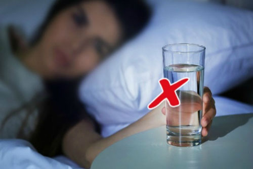 CLIP: Những sai lầm gây hại cho sức khỏe khi để ly nước gần giường lúc ngủ
