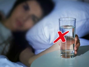 CLIP: Những sai lầm gây hại cho sức khỏe khi để ly nước gần giường lúc ngủ