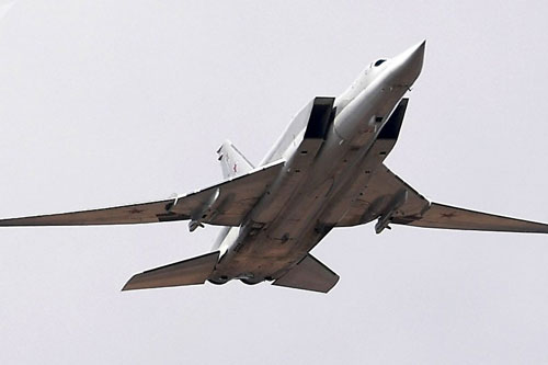 Xem máy bay ném bom tầm xa Tu-22M3 của Nga bay trên biển Đen
