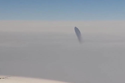 Đang đi máy bay thì phát hiện vật thể giống ‘quái vật’, nghi là đĩa bay của người ngoài hành tinh