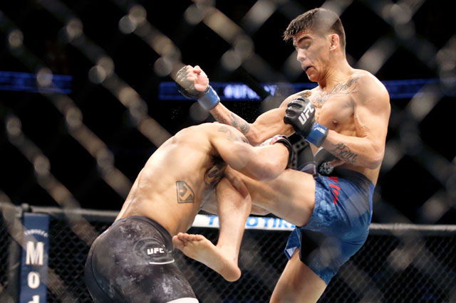 Cận cảnh cú lên gối ‘tàn khốc’ khiến võ sĩ Mỹ gục ngã