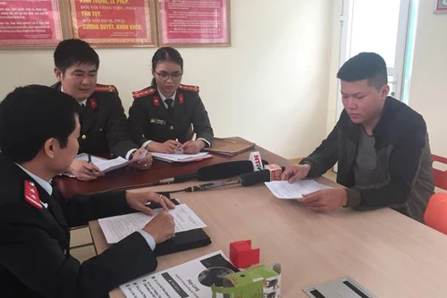 Nguyễn Huy Long (bên phải) làm việc với Thanh tra Sở TT&TT và Công an tỉnh Hà Tĩnh. Nguồn ảnh: Sở TT&TT Hà Tĩnh