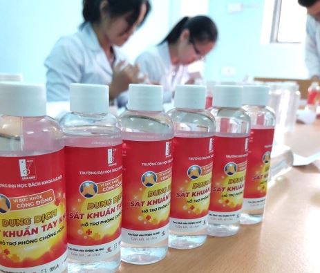 Tặng 500 lít dung dịch sát khuẩn "Make by BKers" cho người dân vùng cách ly Sơn Lôi 