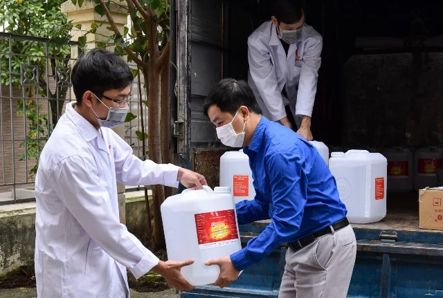 Dung dịch sát khuẩn "Make by BKers" được trao tới người dân xã Sơn Lôi ngày 17/2/2020.