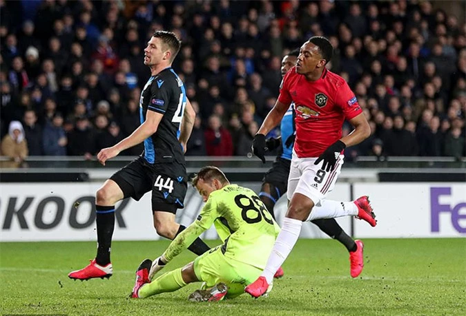 Anthony Martial ghi bàn quân bình tỷ số 1-1 cho M.U