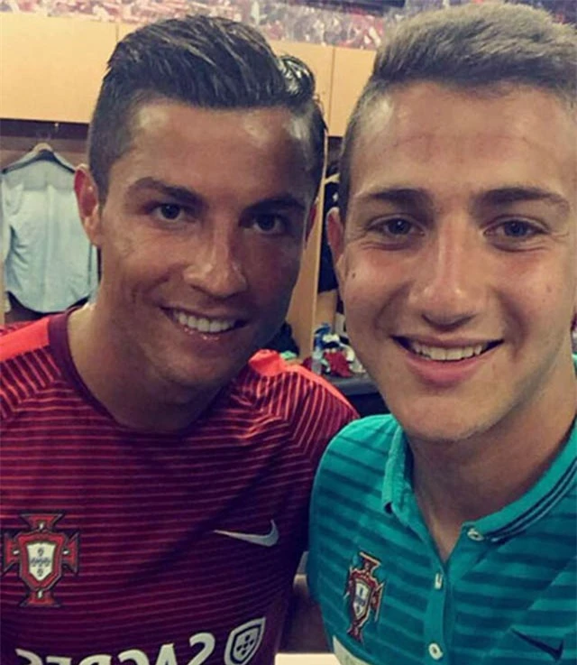 Dalot với bức ảnh chụp chung với Ronaldo