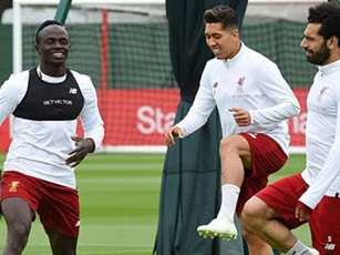 Tam tấu M-F-S của Liverpool tập "như trâu" trên sân tập