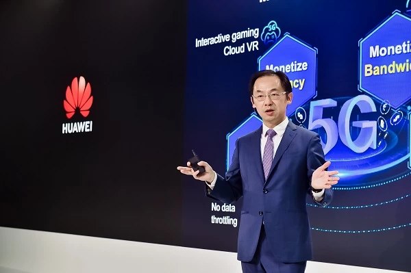 Đại diện Huawei Ryan Ding thuyết trình tại sự kiện ở London.