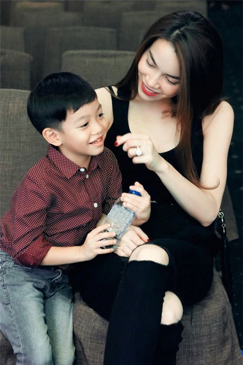 Hà Hồ là người mẹ chu toàn và phát cuồng vì con trai Hà Hồ là người mẹ chu toàn và phát cuồng vì con trai