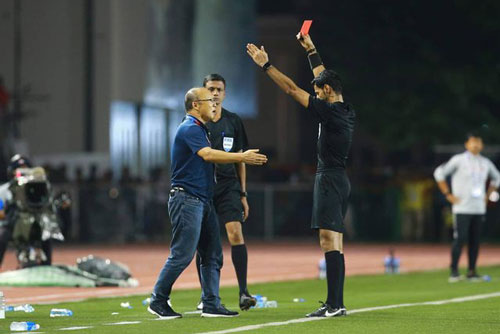 Nỗi lo về án treo giò của HLV Park Hang Seo trước AFF Cup 2020