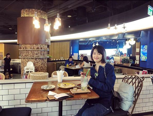 Hạ Vi gây hoang mang khi bất ngờ xuất hiện với vẻ ngoài bơ phờ, mệt mỏi giữa lúc đang ở ẩn