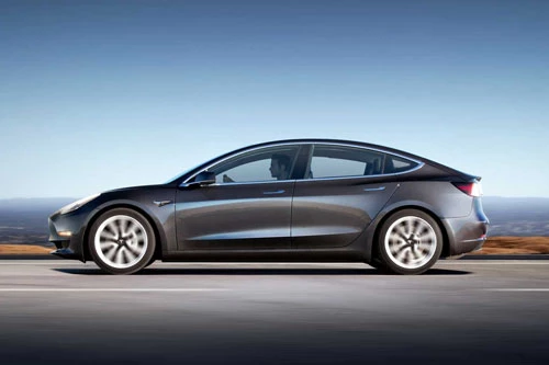 Xe điện: Tesla Model 3 2020 (giá khởi điểm: 39.990 USD).