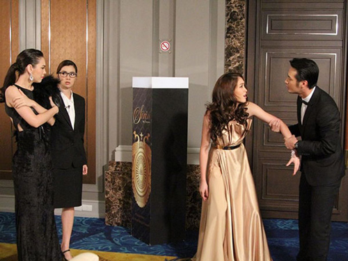 Chồng nói đi công tác dài ngày, bất ngờ tại một đám cưới, vợ rụng rời nhận ra chú rể chính là 'gương mặt thân quen'