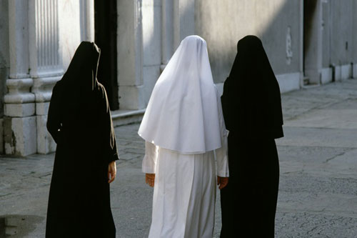 Cô gái giả làm nữ tu trót lọt nhiều năm để trốn truy nã ở Sicily