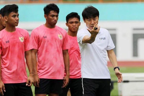 HLV Shin Tae Yong chỉ đạo các cầu thủ Indonesia trên sân tập