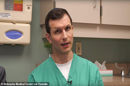 Đang hấp hối bỗng 'hoàn dương' trong giây lát vì xe cứu thương... vấp phải ổ gà siêu to khổng lồ