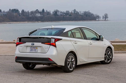 Xe hybrid: Toyota Prius 2020 (giá khởi điểm: 24.325 USD).