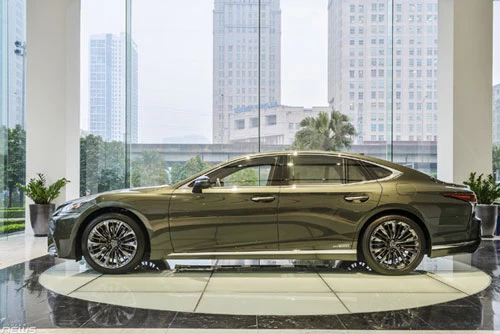 Lexus LS 500h 2020.