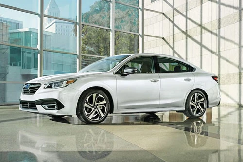 Sedan hạng trung: Subaru Legacy 2020 (giá khởi điểm: 22.745 USD).