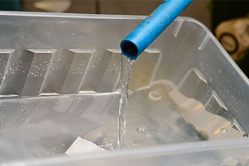 Hộp nhựa dính đầy dầu mỡ sẽ sạch bong kin kít nhờ loại gia vị nhà nào cũng có