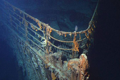 Xác tàu Titanic dưới đáy biển bị tàu ngầm đâm trúng