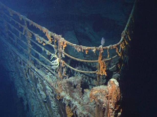 Xác tàu Titanic dưới đáy biển bị tàu ngầm đâm trúng