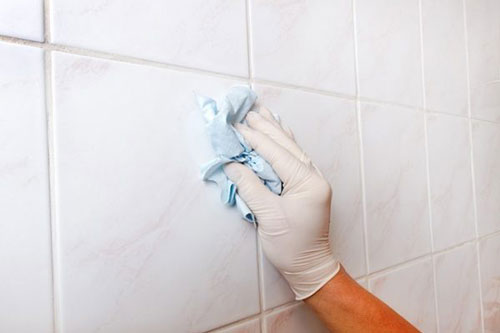 Gạch men nhà vệ sinh trở nên sáng ngời, bằng nguyên liệu rẻ bèo