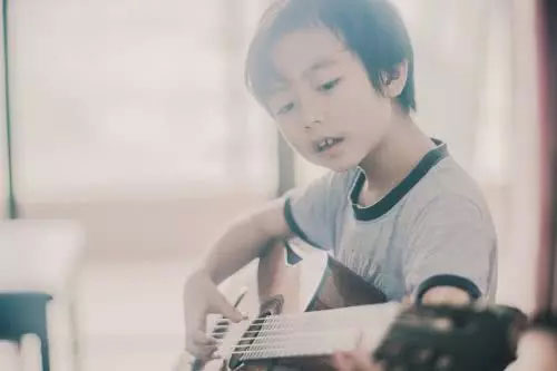 Lợi ích của âm nhạc đối với trẻ em là gì?