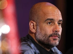 Fan Man City "cầu xin" Guardiola buông Ngoại hạng Anh