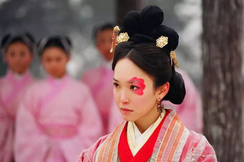 Bà Hoàng Trung Hoa dù xấu “ma chê quỷ hờn” nhưng vẫn là bậc mẫu nghi thiên hạ, được bậc đế vương độc sủng