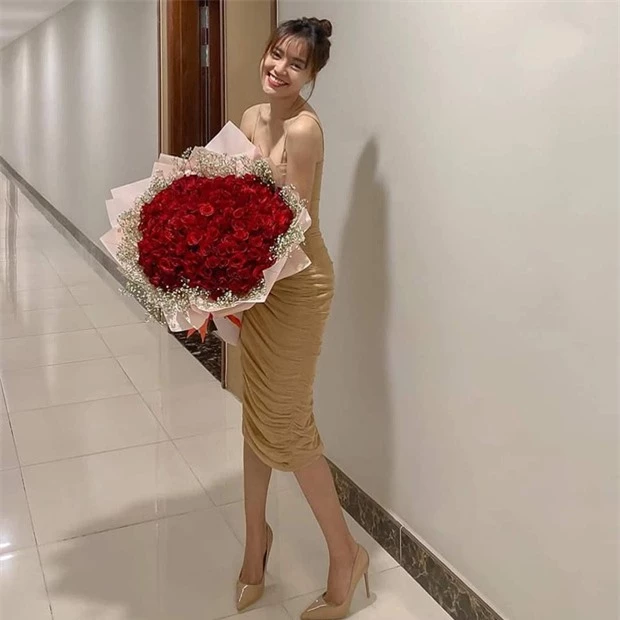 Chiếc giường xếp đầy hoa hồng được cho của Chi Dân và Lan Ngọc ngày Valentine được hé lộ: Ngọt thế này khi nào mới chịu công khai! - Ảnh 4.