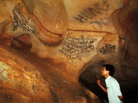 Chữ Champa cổ trên vách đá Động Phong Nha, Quảng Bình.