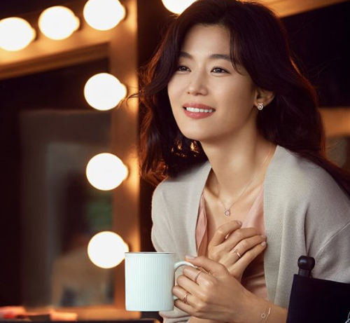 'Ngỡ ngàng' nhan sắc 'không tuổi' của 'cô nàng ngổ ngáo' Jun Ji Hyun